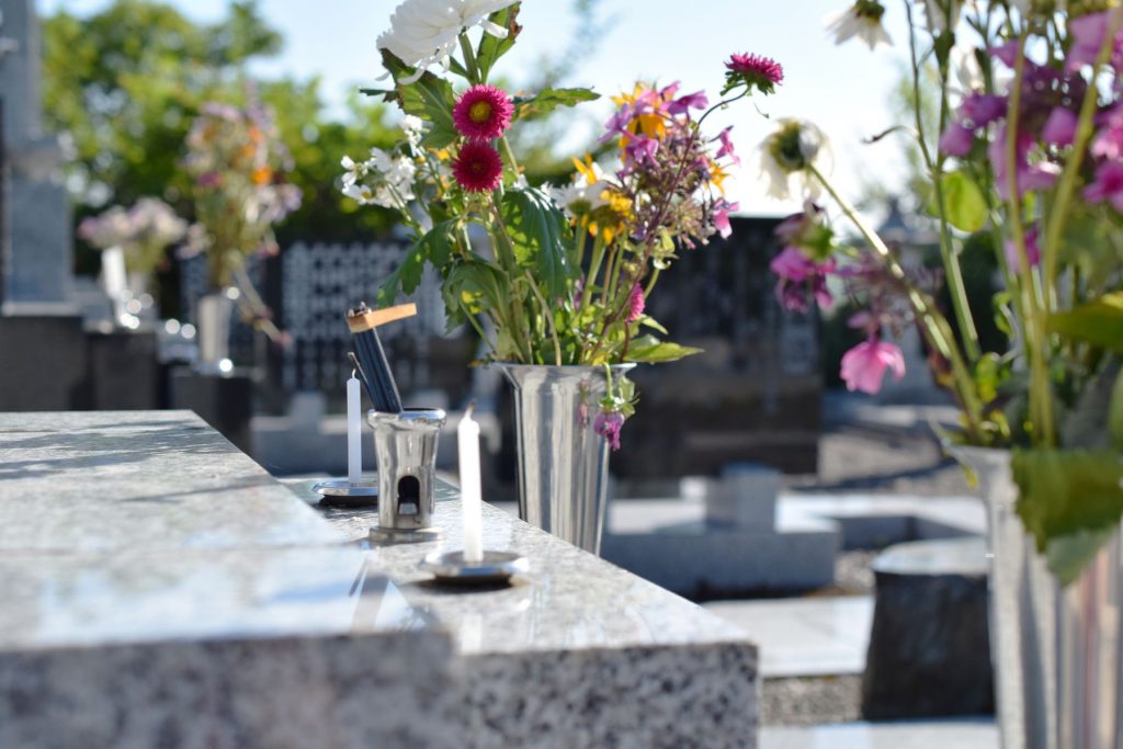 fleurs dans un vase dans un cercueil