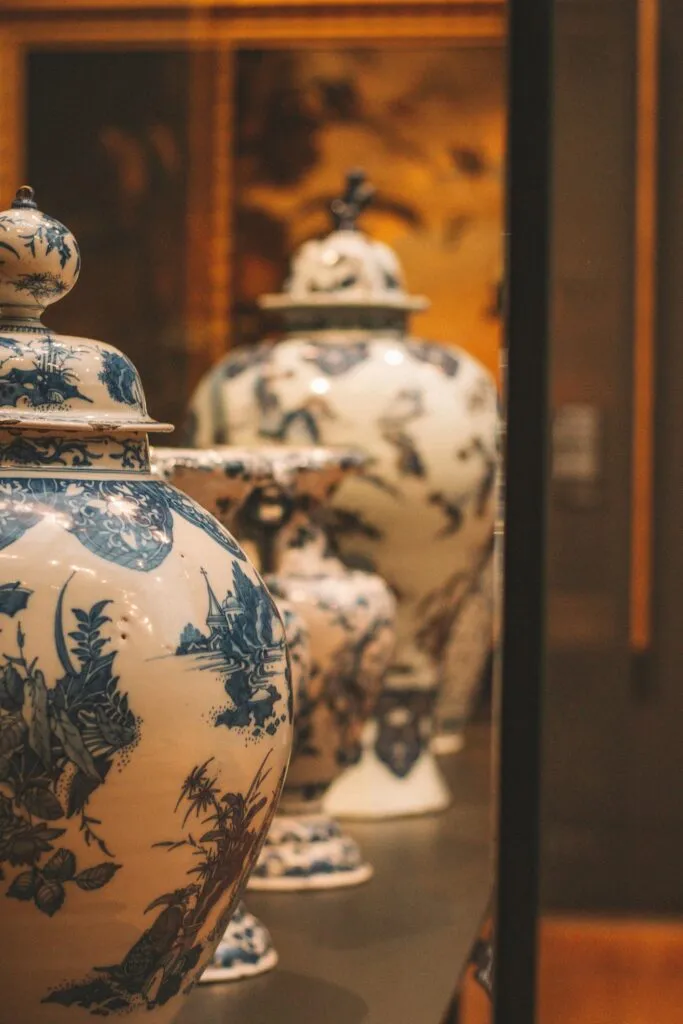 Urnes funéraires en porcelaine blanche décorées de motifs bleus traditionnels.